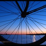 bici sul molo tramonto
